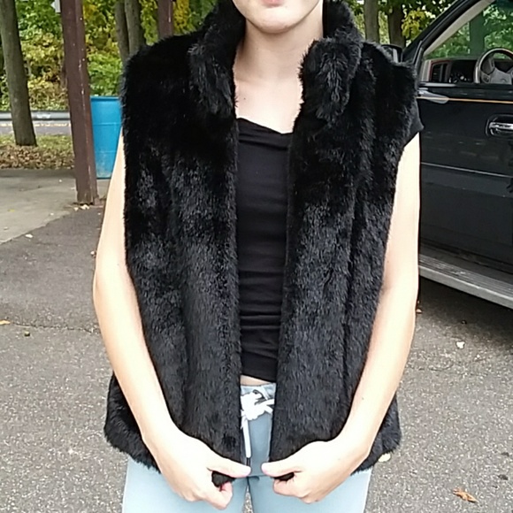 Valerie Stevens Black Faux Fur Sm Vest 